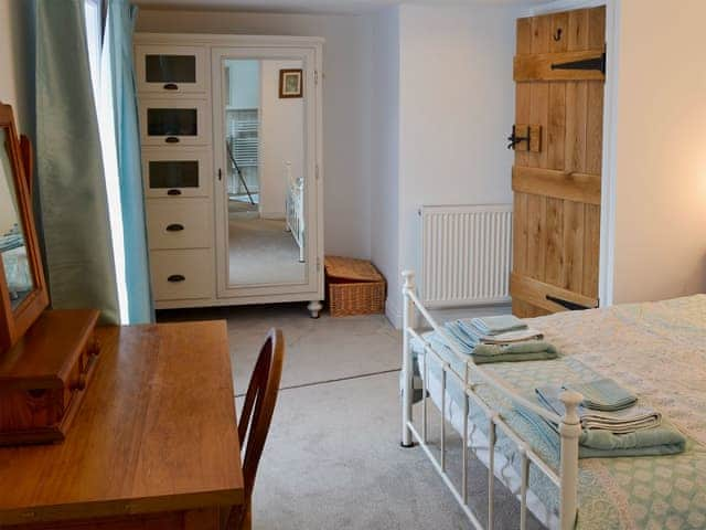 Double bed room with en-suite shower room | The Cottage, Broadstairs