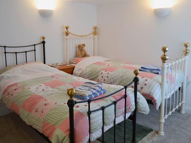 Twin bed room with en-suite bathroom | The Cottage, Broadstairs