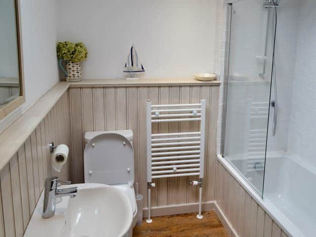 En-suite bathroom | The Cottage, Broadstairs