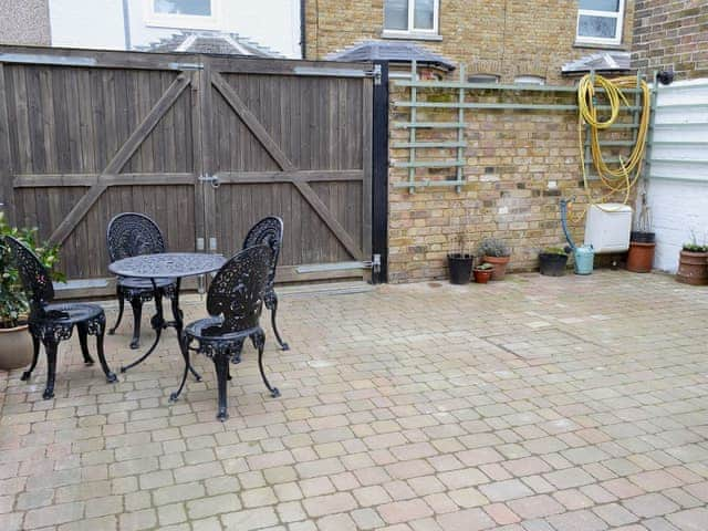 Small courtyard with sitting-out area, garden furnitureand private parking for 1 car | The Cottage, Broadstairs