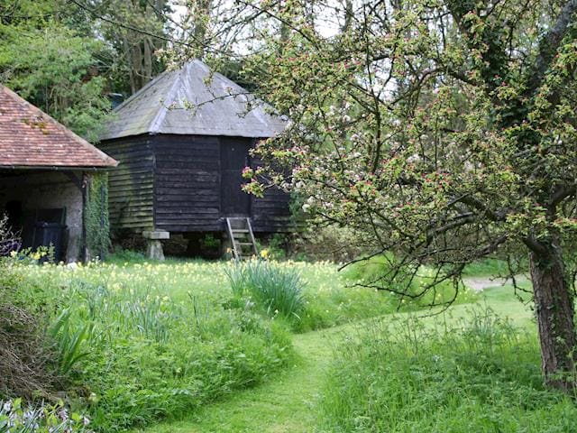 The former granary in the one acre garden and grounds | Pheasants Hill Old Byre, Hambleden, near Henley-on-Thames