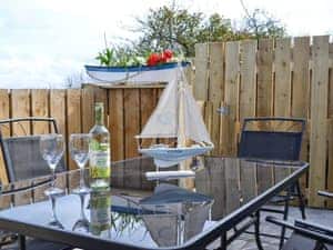 Outdoor dining area | Montrose, New Quay