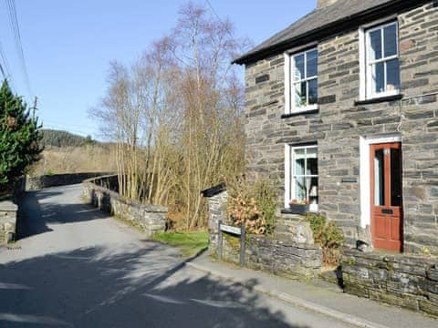 Traditional end-terraced Welsh cottage | Gwernol, Dolwyddelan, near Betws-y-Coed