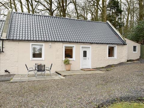 Characterful holiday home | Kinneddar Cottage - Nether Kinneddar Lodge Cottages, Saline, near Dunfermline