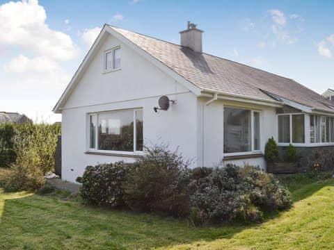 Spacious, detached dormer bungalow | Encil-Y-Mor, Criccieth, near Porthmadog