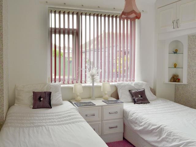 Good-sized twin bedroom | Rossall Beach Cottage, Rossall, near Thornton-Cleveleys.