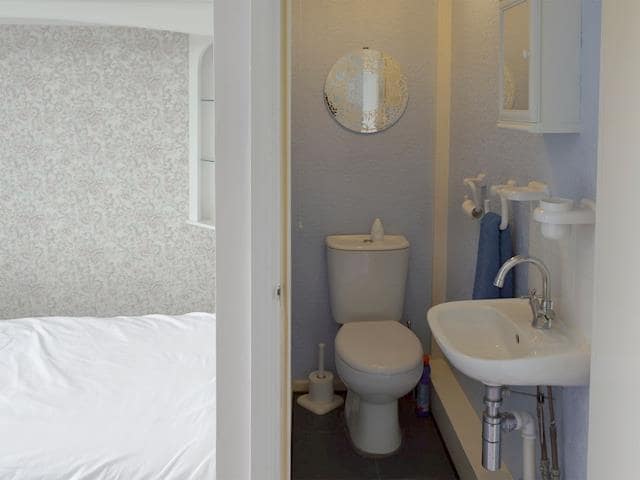 En-suite to twin bedroom | Rossall Beach Cottage, Rossall, near Thornton-Cleveleys.