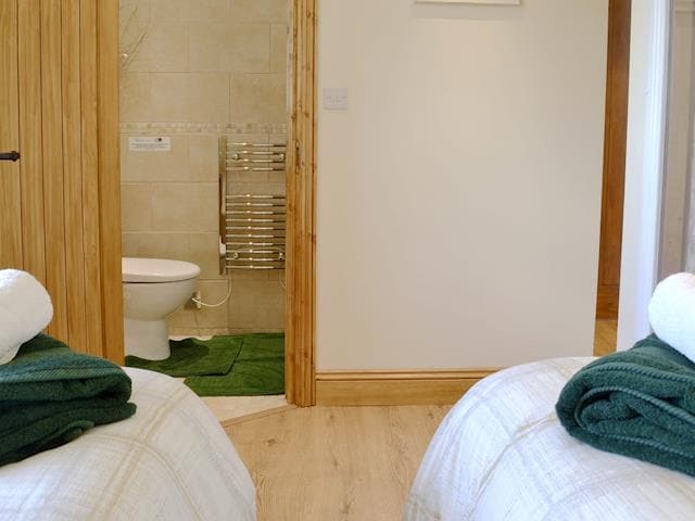 Lovely twin bedroom with en-suite | Reed Lodge - Wood Fen Lodges, Little Downham, near Ely