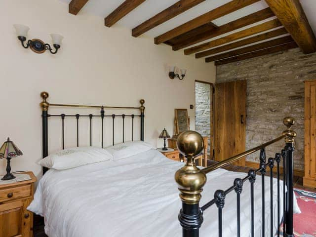 Traditional double bed room beamed ceiling and wooden floors | Highbury Cottage - Church Bank Cottages, Hathersage