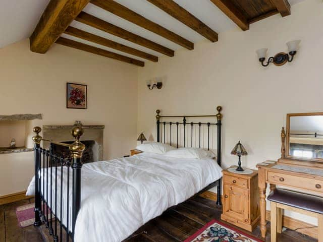 Traditional double bed room beamed ceiling and wooden floors | Highbury Cottage - Church Bank Cottages, Hathersage