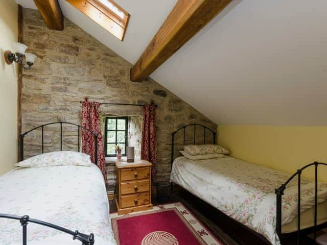 Traditional twin bed room beamed ceiling and wooden floors | Highbury Cottage - Church Bank Cottages, Hathersage