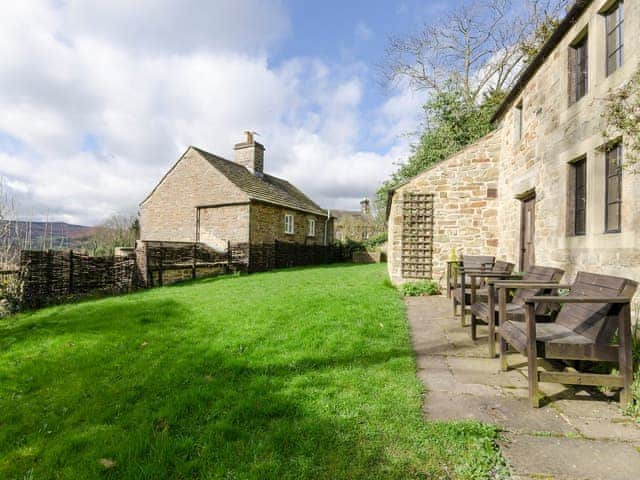 Enclosed garden and garden furniture | Highbury Cottage - Church Bank Cottages, Hathersage