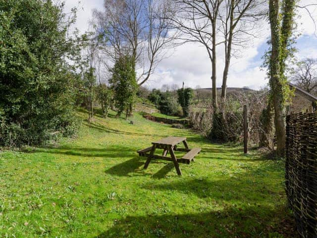 Enclosed garden and garden furniture | Highbury Cottage - Church Bank Cottages, Hathersage