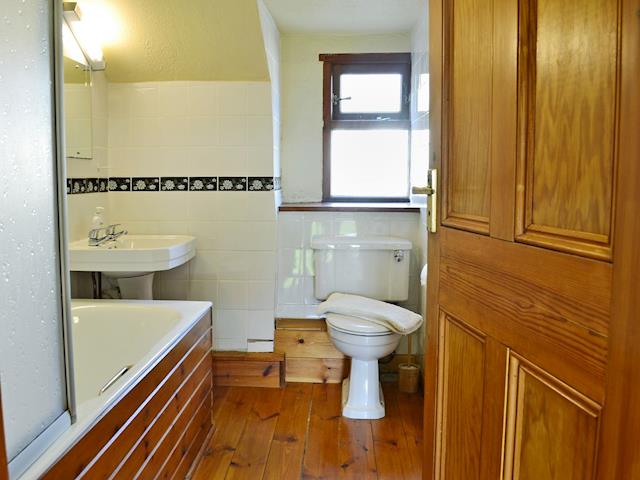 Bathroom with shower over bath | Tarragon - Sherrill Farm Holiday Cottages, Dunterton, near Tavistock