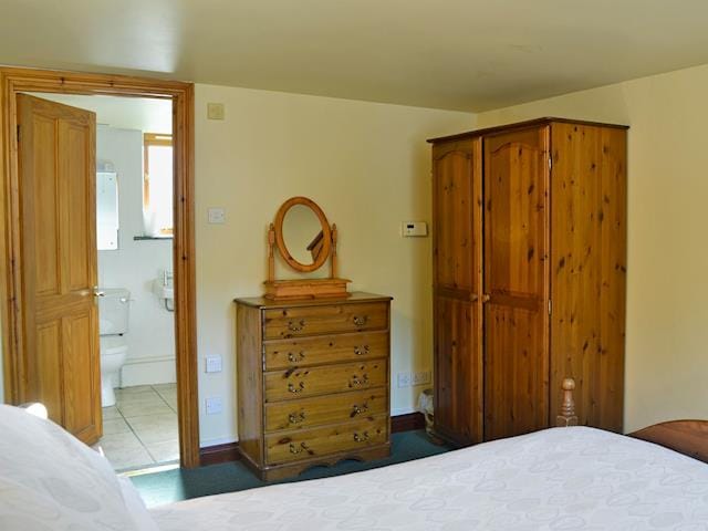 Attractive double bedroom with en-suite wet room | Coriander - Sherrill Farm Holiday Cottages, Dunterton, near Tavistock