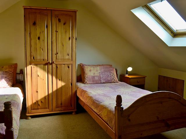 Comfy twin bedroom | Coriander - Sherrill Farm Holiday Cottages, Dunterton, near Tavistock