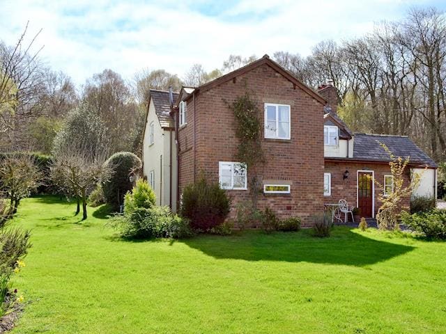 Cosy detached holiday home | Woodhouse Cottage, Dobshill, near Chester