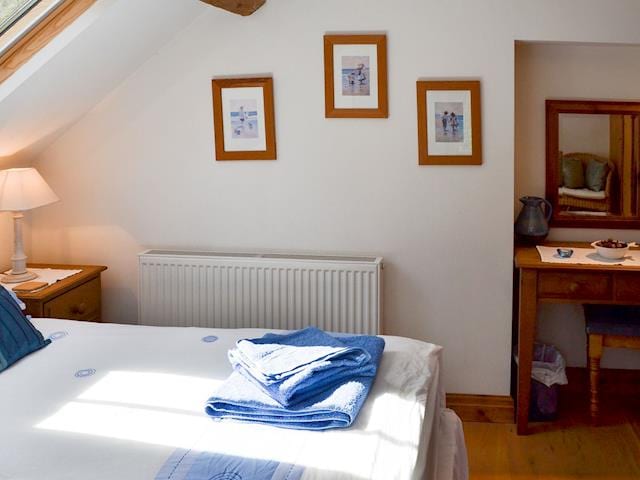 Twin bedroom with additional single pull-out bed (for +1) | Woodhouse Cottage, Dobshill, near Chester