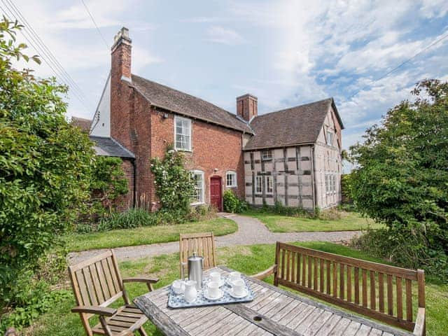 Cronkhill Farmhouse, sleeps 14 in Shrewsbury.