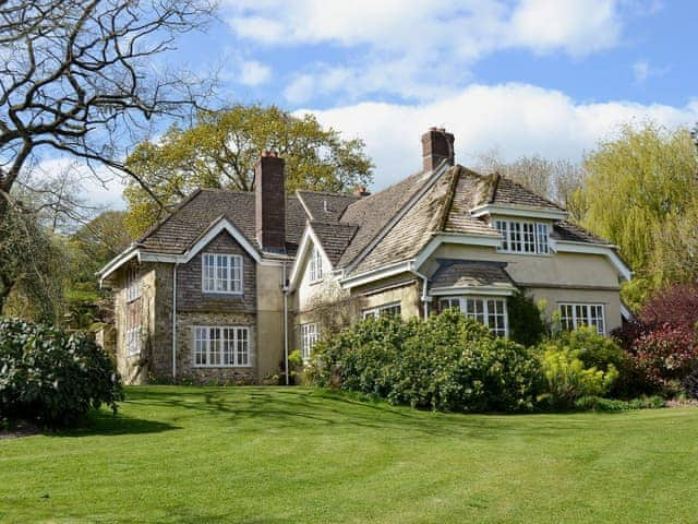 Beautiful ground floor apartment set in 13 acres of pretty gardens | Burrow Farm Garden Retreat - Valley View - Burrow Farm Gardens Retreat, Dalwood, near Axminster