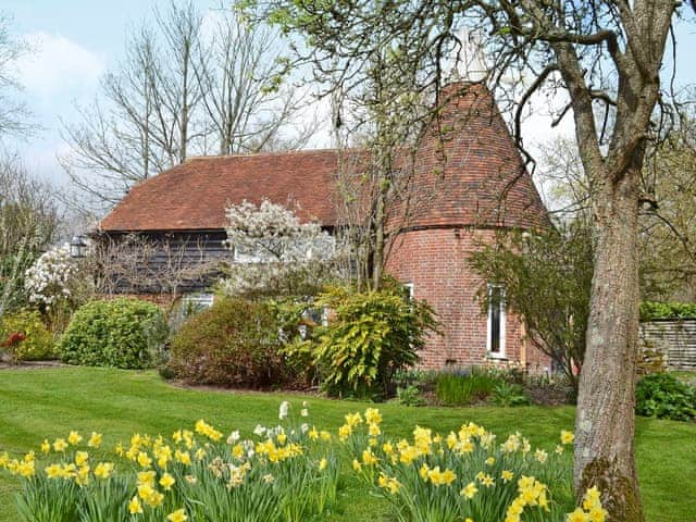 Beautiful, established gardens | Cowford Oast, Eridge Green, near Tunbridge Wells