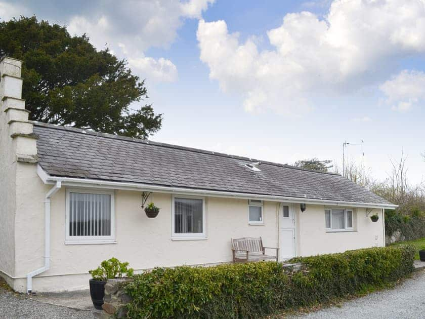 Detached single storey holiday home | Plas Cottage - Plas Park, Rhosneigr, near Holyhead