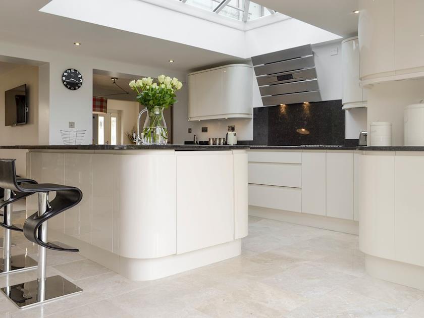 Outstanding fully-equipped kitchen with breakfast bar | Solitaire, South Creake, near Fakenham