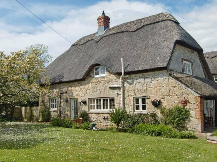 Delightful, thatched, Grade II listed property | Rossiters Cottage - Rossiter&rsquo;s Vineyard Barn, Wellow, near Yarmouth