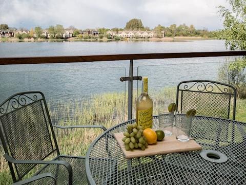 Enjoy breakfast with lakeside view | The Augusta House, Somerford Keynes
