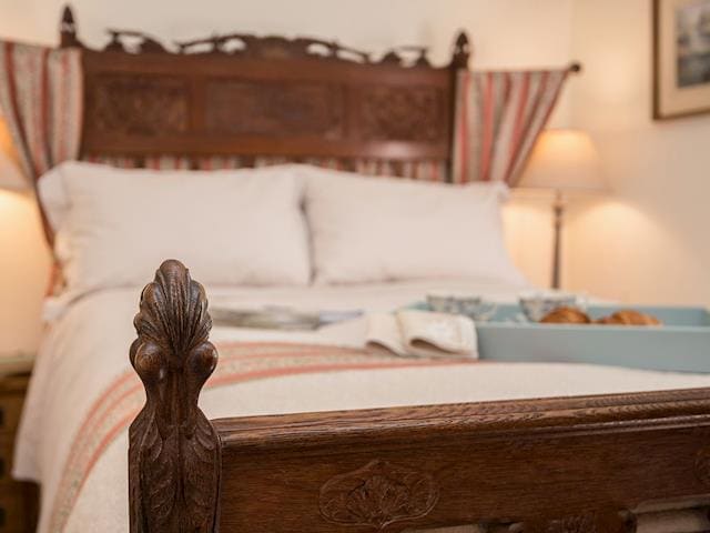 Victorian hand-carved double bed | Pheasants Hill Old Byre, Hambleden, near Henley-on-Thames