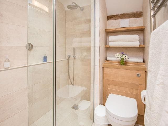 Practical en-suite with walk-in shower cubicle | Pheasants Hill Old Byre, Hambleden, near Henley-on-Thames