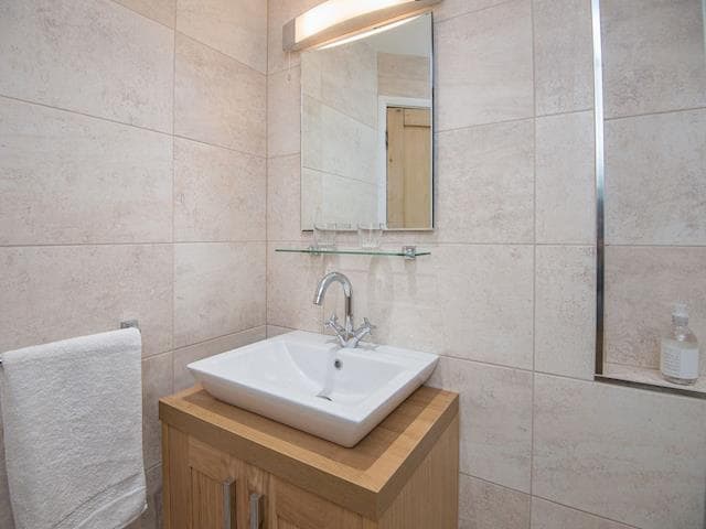 Fully tiled en-suite shower room | Pheasants Hill Old Byre, Hambleden, near Henley-on-Thames