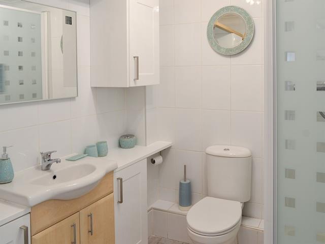 Bathroom | Roland Cottage, Falmouth