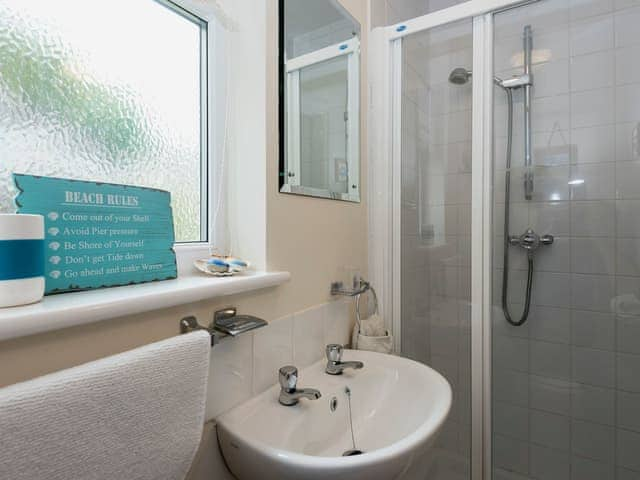 En-suite shower room | Hydan Cottage, Wootton Bridge