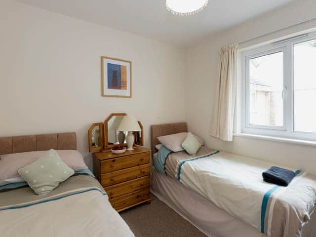 Twin bedroom with en-suite shower room | Hydan Cottage, Wootton Bridge