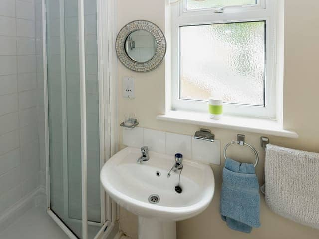 En-suite shower room | Hydan Cottage, Wootton Bridge