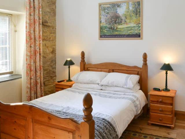 Fabulous double bedroom with en-suite wet room with shower and toilet | Stable Cottage - Peregrine Hall Cottages, Lostwithiel