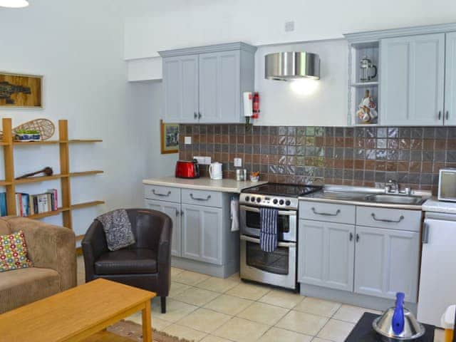 Lovely kitchen area | Stable End - Peregrine Hall Cottages, Lostwithiel