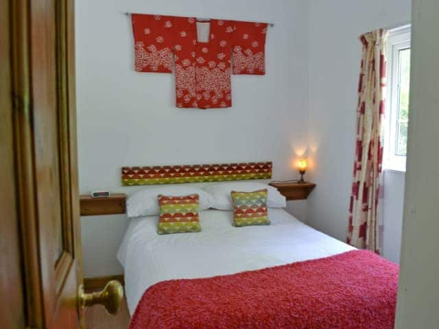 Pretty double bedroom | Stable End - Peregrine Hall Cottages, Lostwithiel