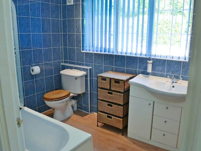 Bathroom with shower over bath | Stable End - Peregrine Hall Cottages, Lostwithiel