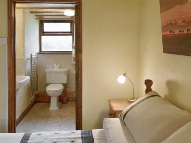 En-suite bathroom | Dill - Sherrill Farm Holiday Cottages, Dunterton, near Tavistock