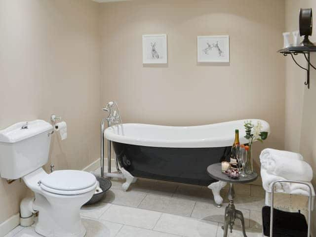 Romantic bathroom | Ferncliffe Cottage, Thropton, near Morpeth