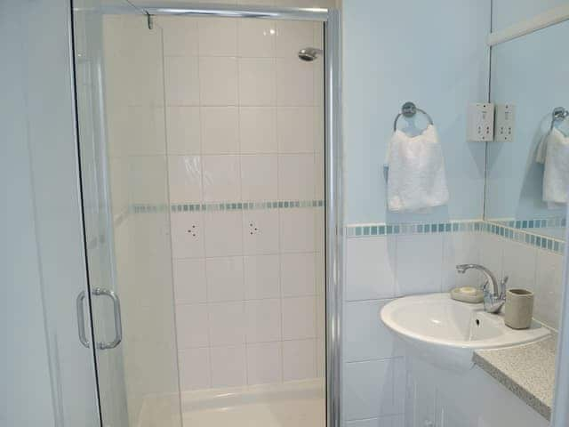 En-suite shower room | Pond Cottage, Sedgehill, near Shaftesbury 