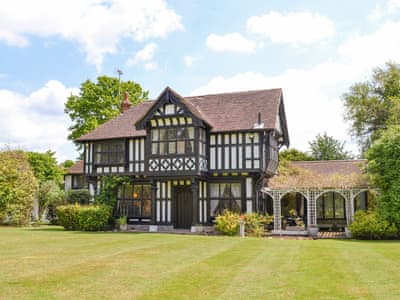 Outstanding ‘Mock Tudor’ holiday home | The Sanctuary, Little Chart, near Ashford
