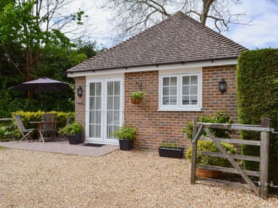 Cosy studio-style property | Petit Knowle - Knowle Lodge, Cuckfield, near Haywards Heath
