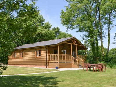 Beautiful holiday home | Tarka’s Holt Log Cabin - Stowford Lodge Holiday Cottages, Langtree, near Great Torrington