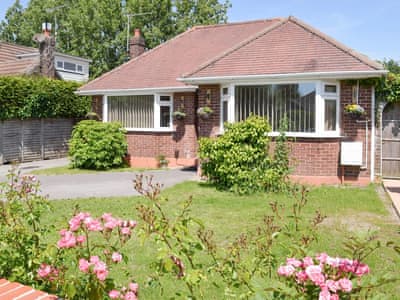 Delightful single storey holiday home | Jasper, Broadstone, near Bournemouth