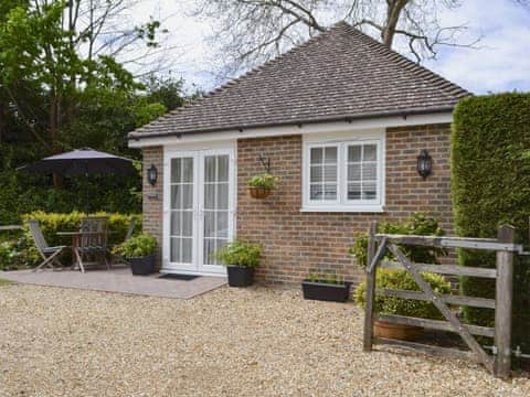 Cosy studio-style property | Petit Knowle - Knowle Lodge, Cuckfield, near Haywards Heath