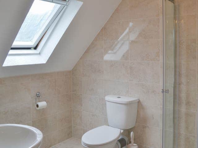En-suite shower room | Lake View Cottage - Rosecraddoc Manor, Liskeard