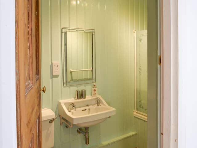 Bathroom | Stable Cottage - Peregrine Hall Cottages, Lostwithiel